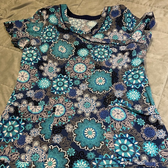 Women’s used scrub top med - Picture 1 of 1